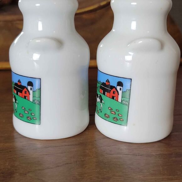 Vintage Milk Can Salt and Pepper Shakers Cows in Pasture scene - Picture 2 of 6